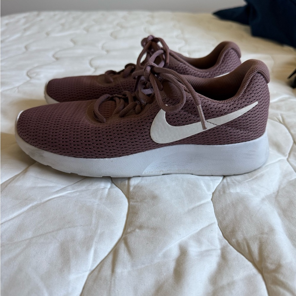 Nike Women's Tanjun Shoe. Size 6.5